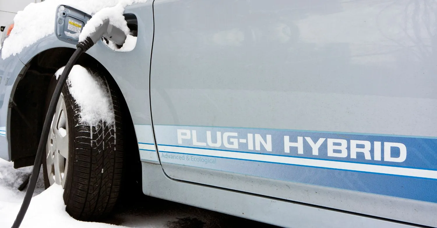 Das Bild zeigt ein Plug-in Hybrid Auto im Schnee