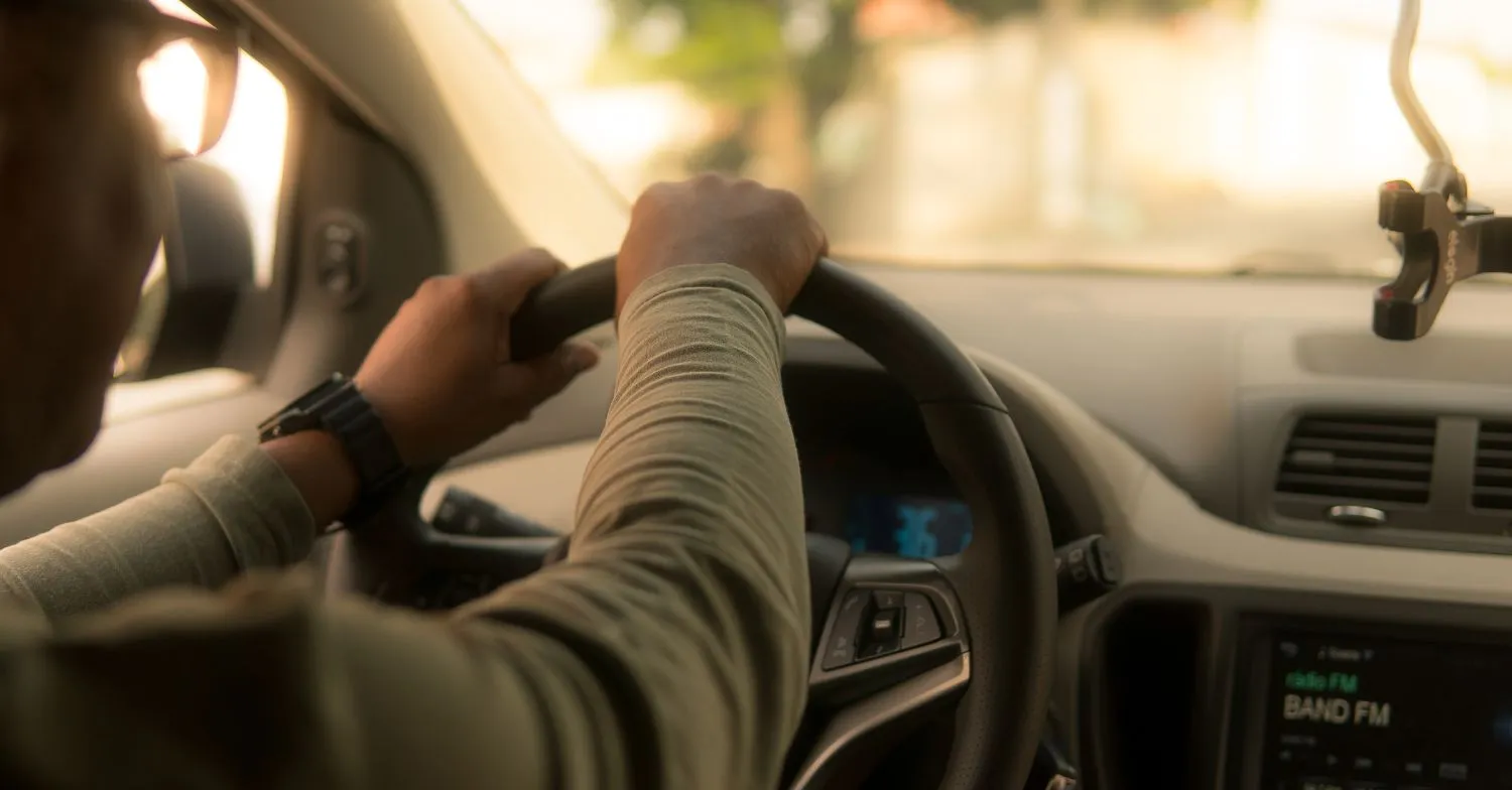 Das Bild zeigt einen Menschen beim E-Auto fahren